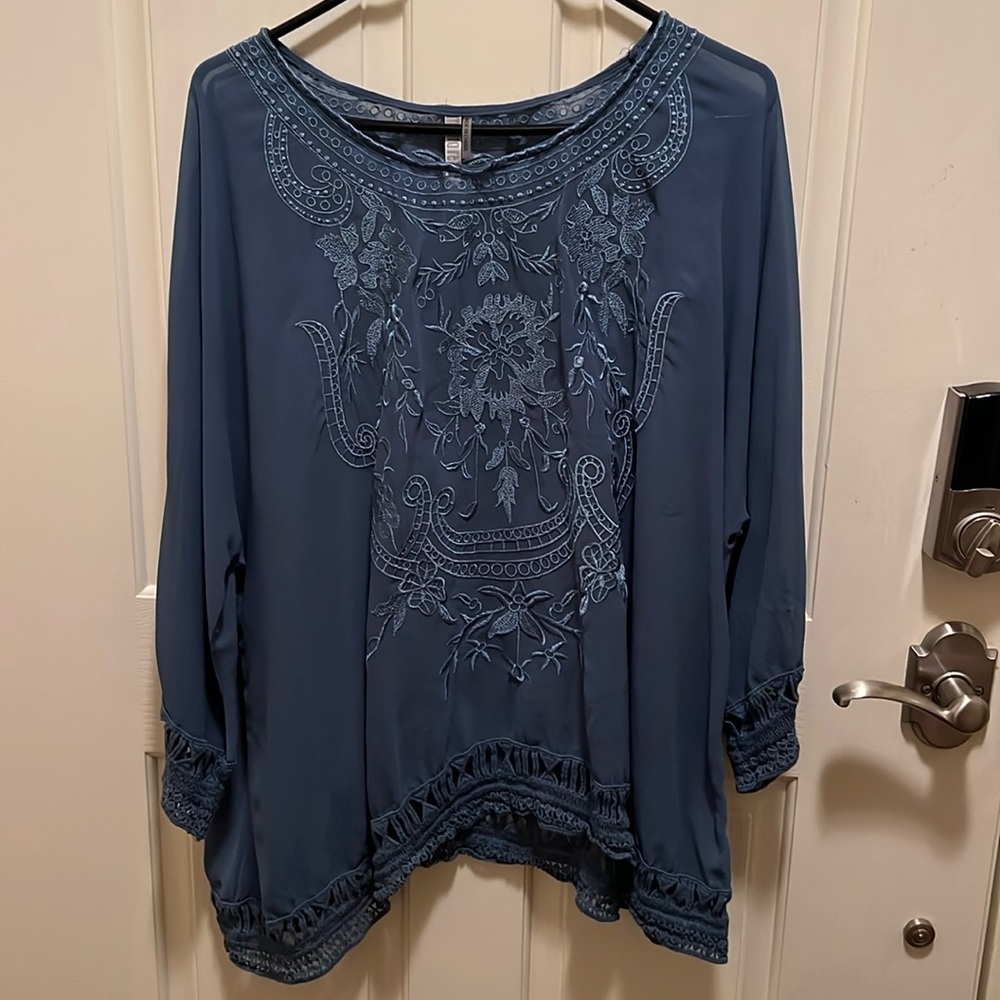 Blue flowy top size Med